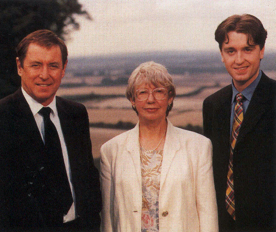 John Nettles et Daniel Casey entourant Caroline Graham